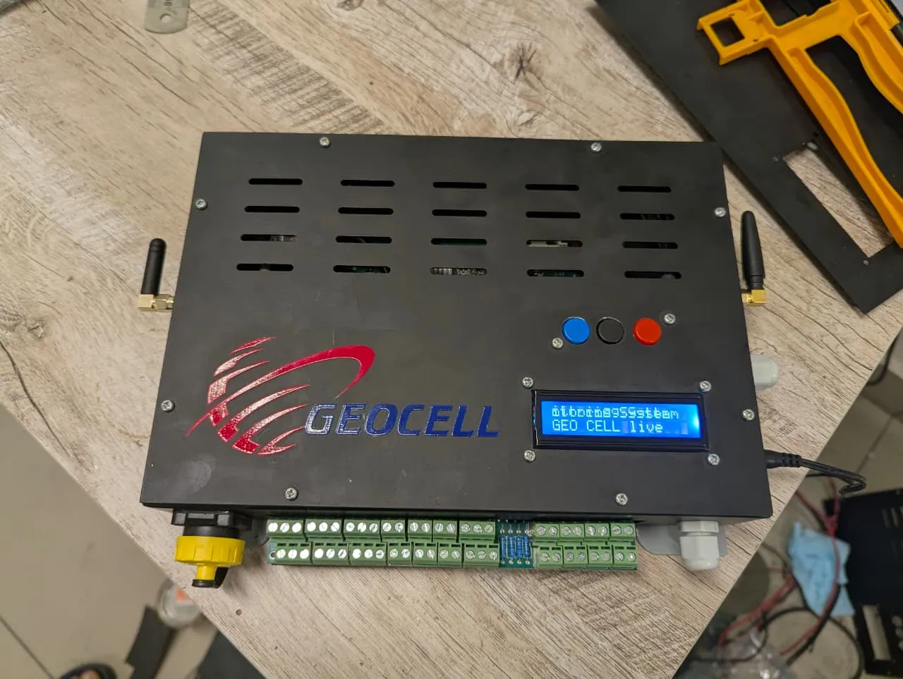 Geocell-branded site controller with LCD and terminal blocks